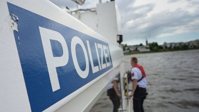 Arbeitsschiff blockiert Neckar – Zeugen gesucht