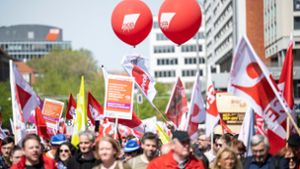 Tag der Arbeit: Eierwürfe und Gesang - Demos ziehen durch Berlin